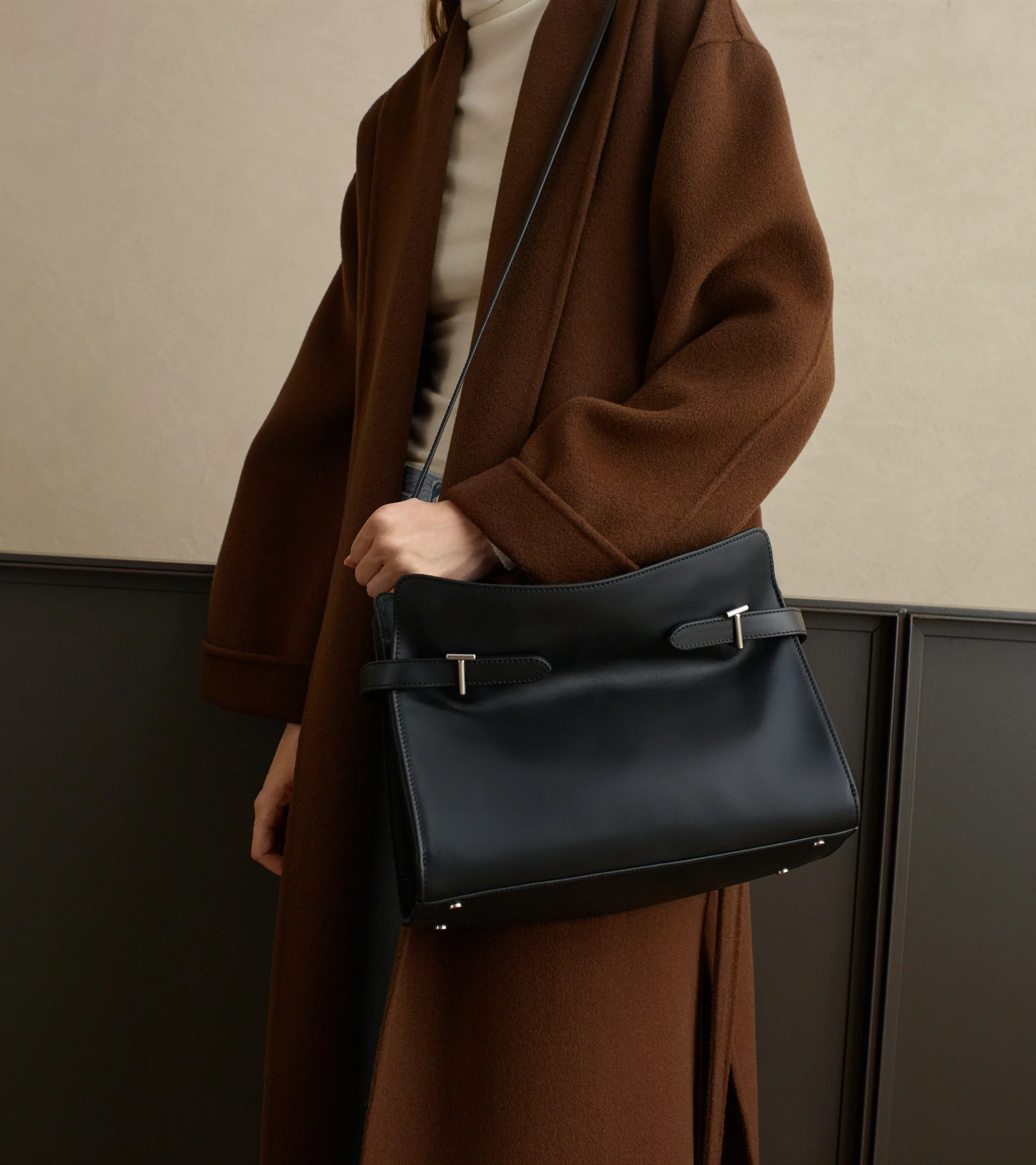 Emie large shoulderbag in smooth leather and nubuck - Image 8