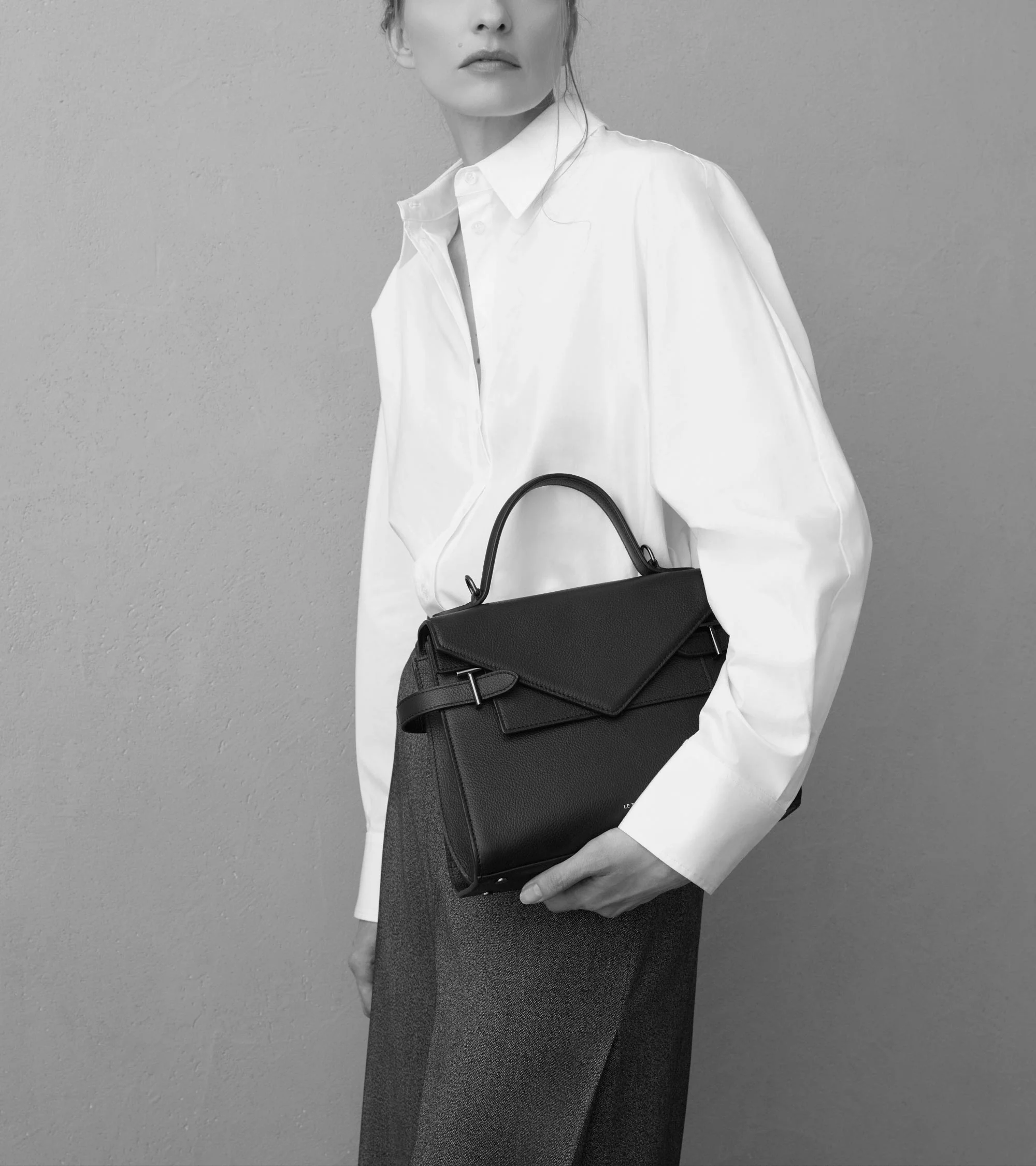 Emilie medium handbag with double flap in grained leather - Image 2