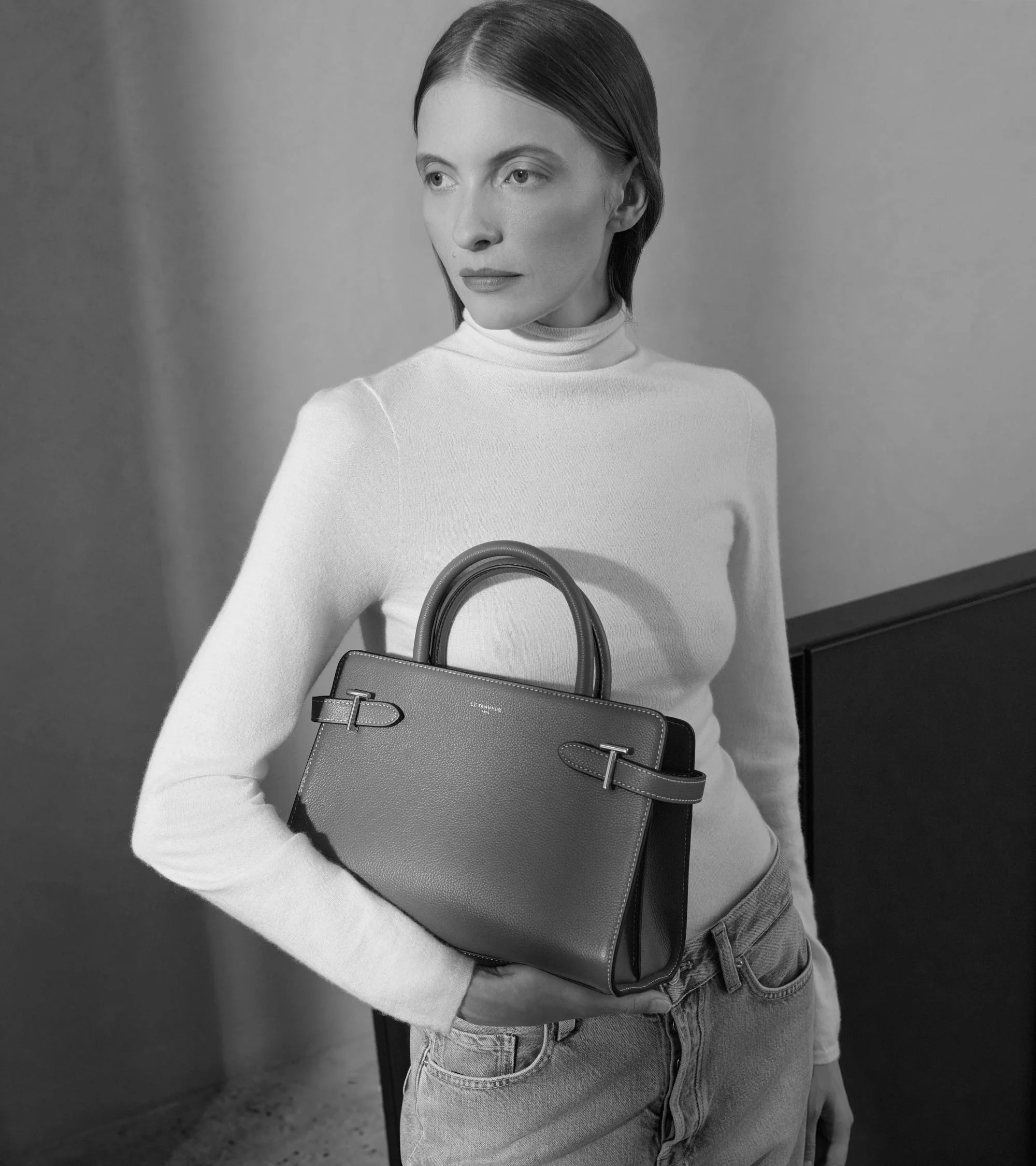 Emilie medium-sized handbag in grained leather - Image 2