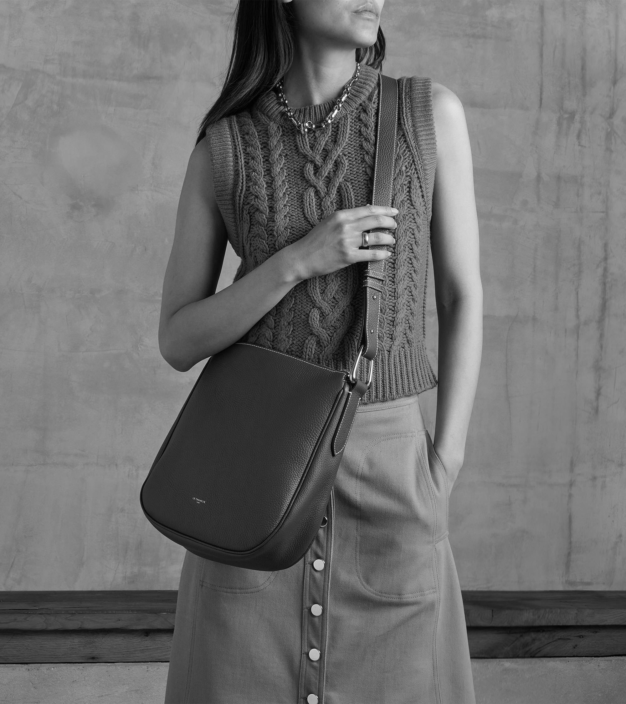 Medium-sized hobo bag Madeleine in grained calfskin leather - Image 7