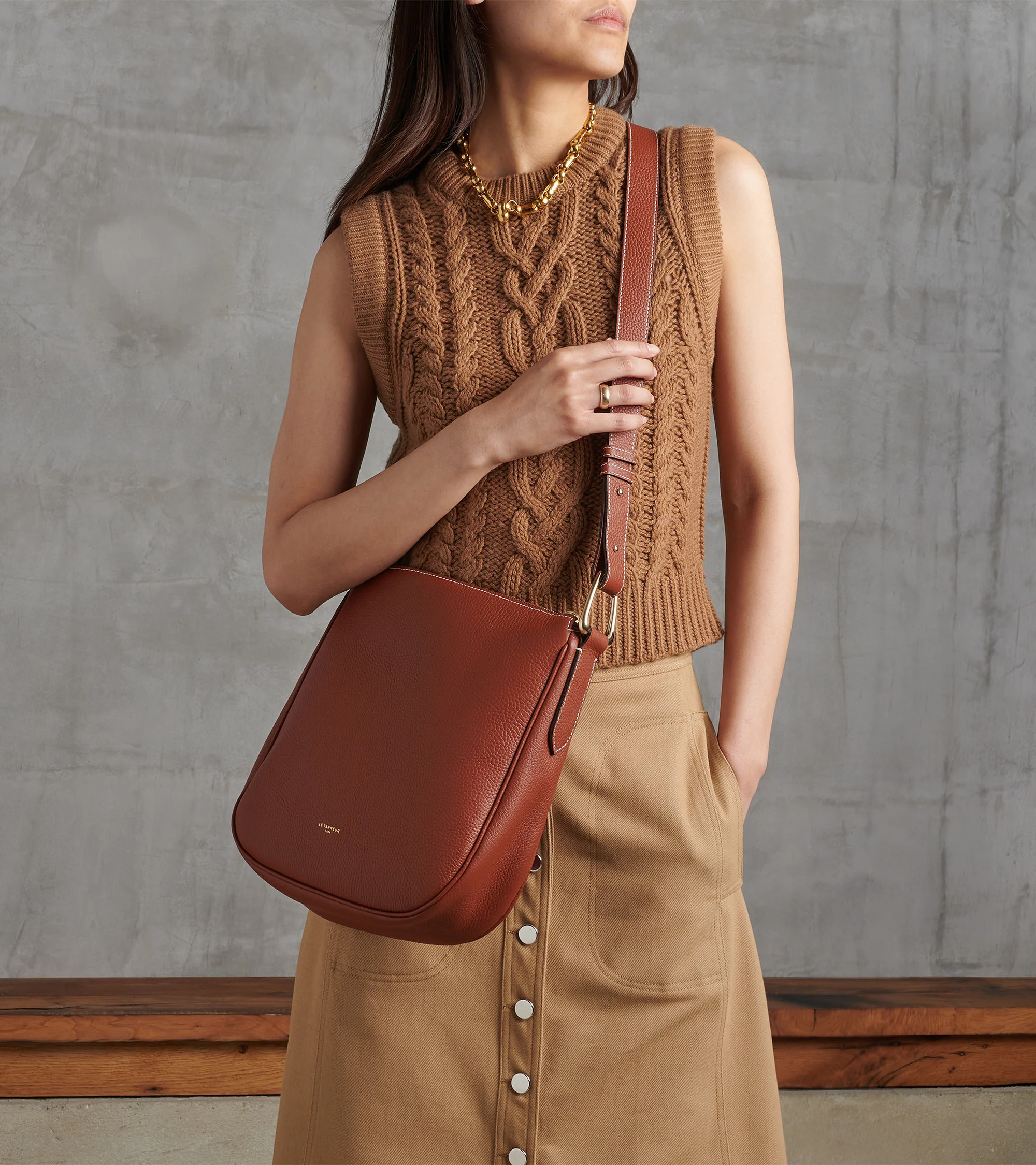 Medium-sized hobo bag Madeleine in grained calfskin leather - Image 7