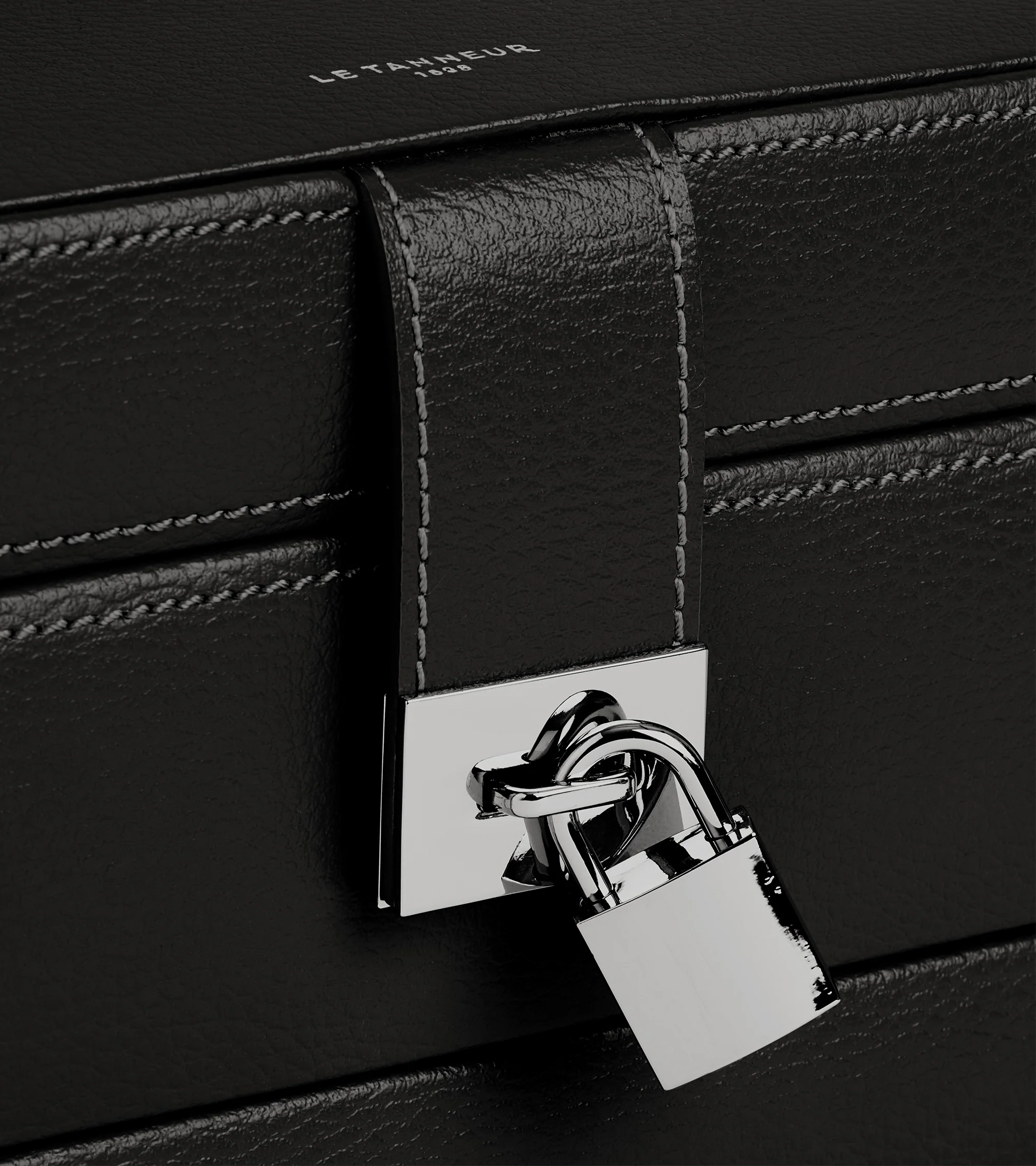 Medium automatic opening jewelry box in leather - Image 2
